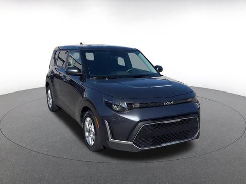 Used 2025 Kia Soul LX w/ LX Technology Package FWD image 2