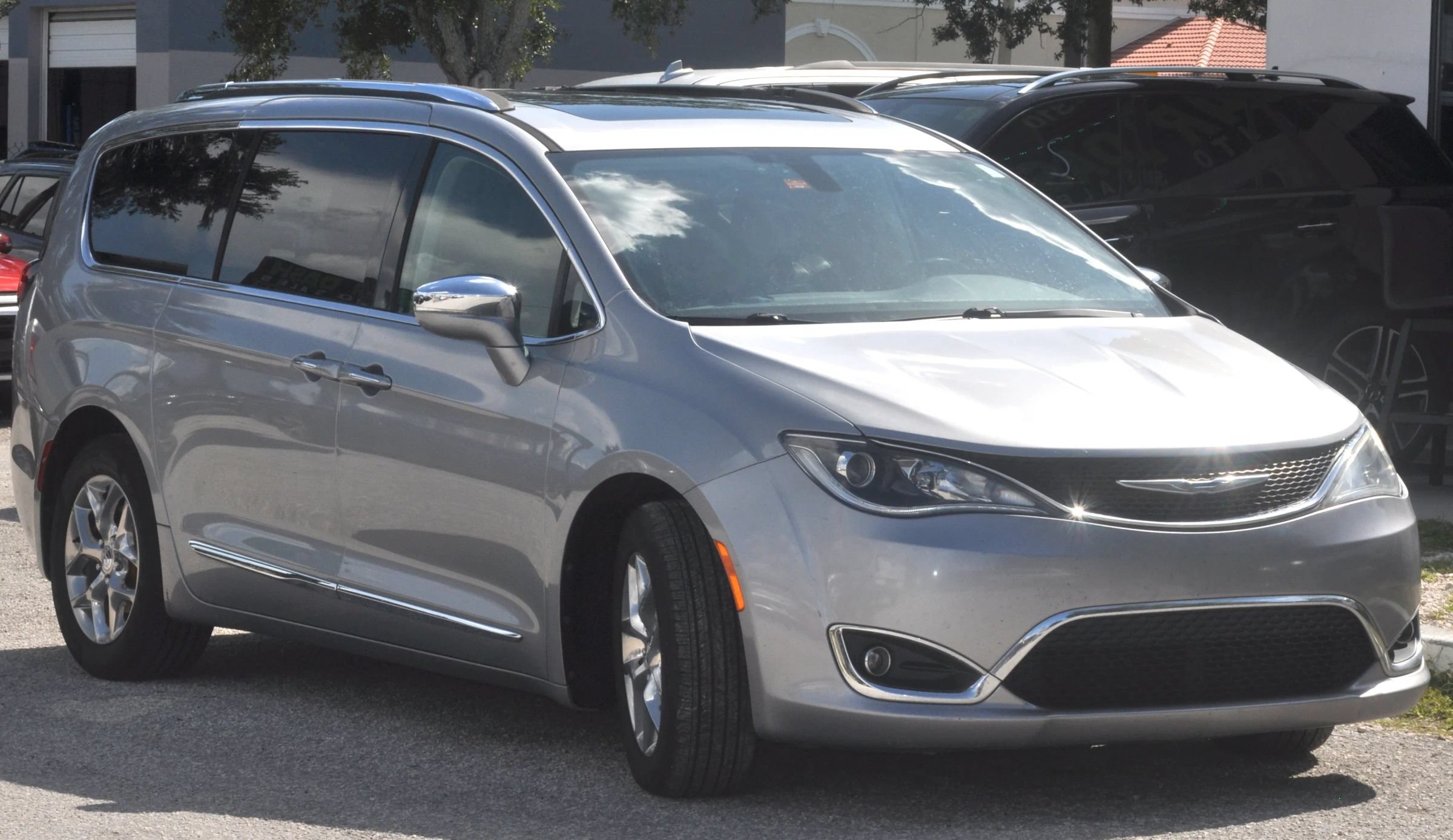 Used 2018 Chrysler Pacifica Limited FWD image 12