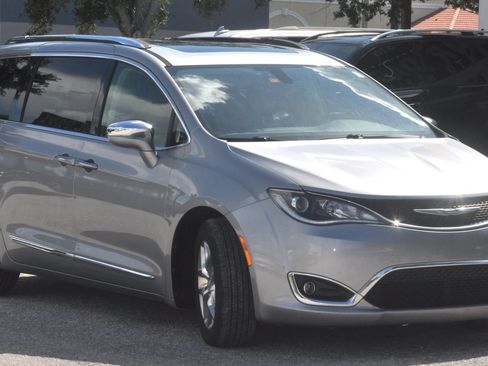 Used 2018 Chrysler Pacifica Limited FWD image 12
