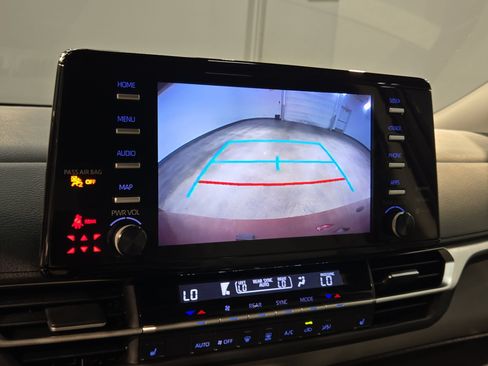 Used 2023 Toyota Sienna XLE FWD image 32