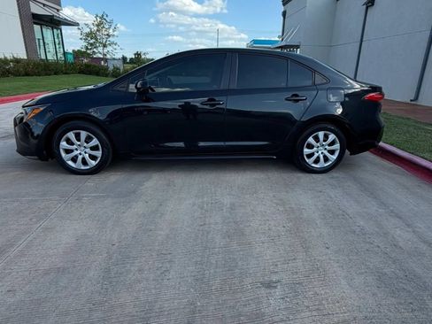 Used 2021 Toyota Corolla LE FWD image 2