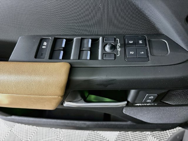 New 2026 Land Rover Defender 110 X-Dynamic SE AWD/4WD image 19