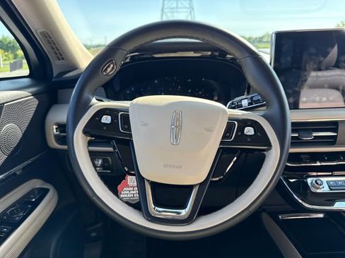 Used 2025 Lincoln Corsair AWD image 21