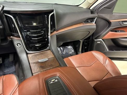 Used 2020 Cadillac Escalade Luxury w/ Escalade Sport Edition AWD/4WD image 25
