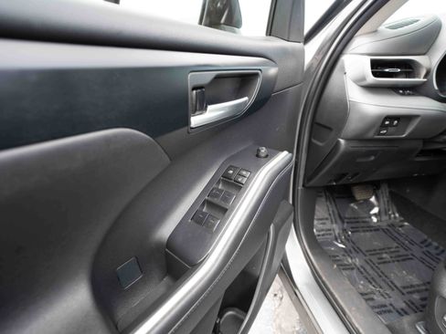 Used 2023 Toyota Highlander XLE AWD/4WD image 7