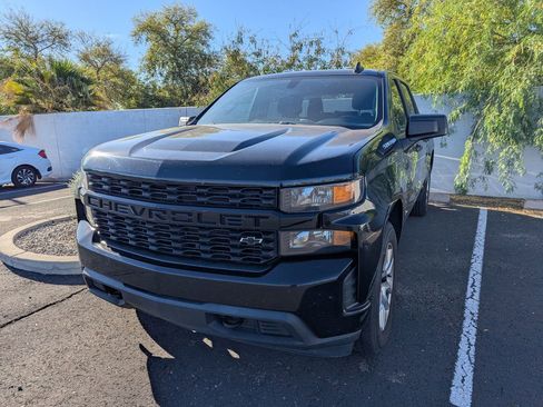 Used 2020 Chevrolet Silverado 1500 Custom w/ Custom Value Package image 2