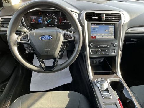 Used 2017 Ford Fusion SE w/ Fusion SE Technology Package FWD image 12