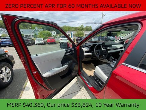 New 2025 Mitsubishi Outlander SE image 11