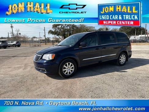 Used 2014 Chrysler Town & Country Touring image 3