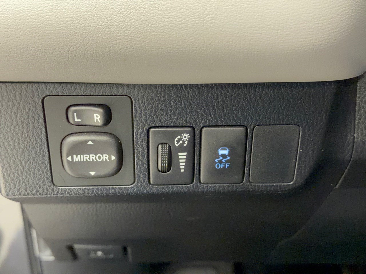 Used 2015 Toyota RAV4 Limited AWD/4WD image 33