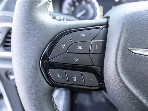 Used 2025 Chrysler Pacifica Limited image 13