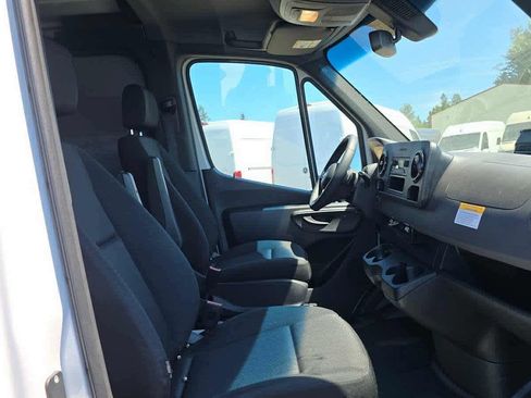Used 2025 Mercedes-Benz Sprinter 2500 image 11