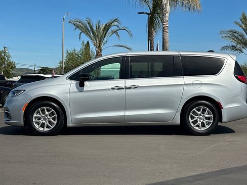 Used 2024 Chrysler Pacifica Touring image 7
