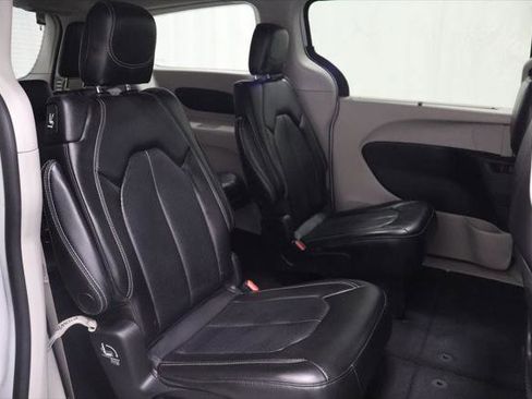 Certified 2023 Chrysler Pacifica Touring-L FWD image 19