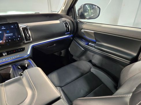 Used 2025 Ford Expedition Platinum AWD/4WD image 11