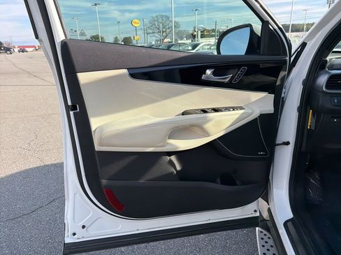 Used 2017 Kia Sorento SX image 12