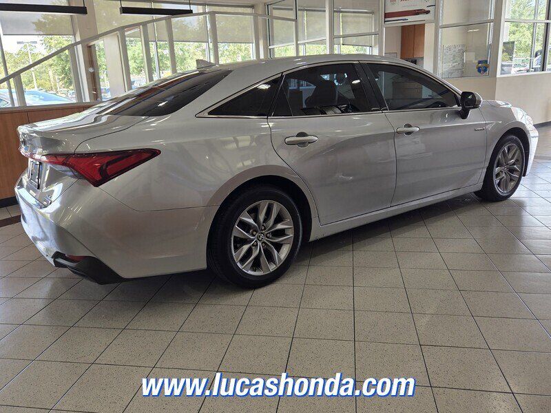 Used 2019 Toyota Avalon XLE w/ Moonroof Package FWD image 4