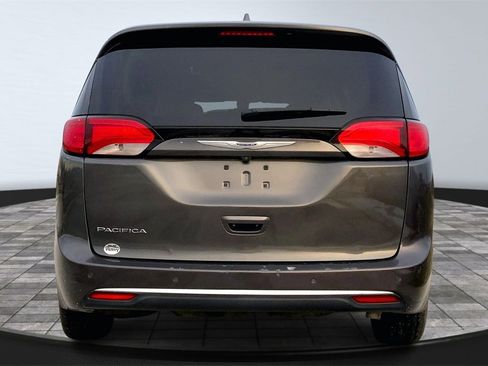 Used 2019 Chrysler Pacifica Touring-L image 6