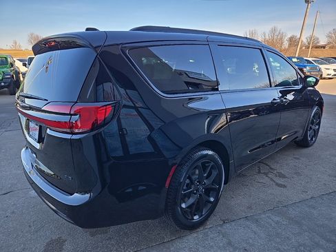 New 2026 Chrysler Pacifica Select w/ S Appearance Package image 11