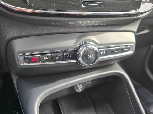 Used 2025 Volvo XC40 B5 Plus image 34