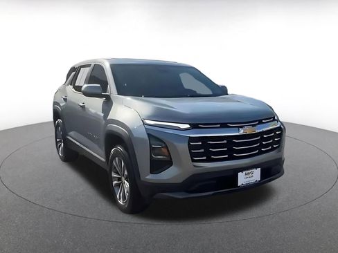 Used 2025 Chevrolet Equinox LT image 3