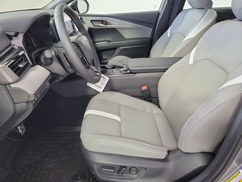 Used 2026 Toyota Camry SE FWD image 19