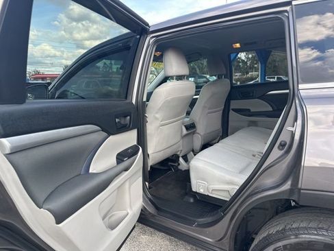 Used 2019 Toyota Highlander LE image 28
