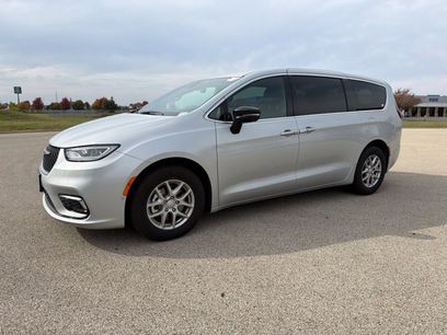 Used 2026 Chrysler Pacifica Select
