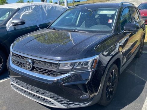 Used 2023 Volkswagen Taos SE w/ Panoramic Sunroof Package image 9