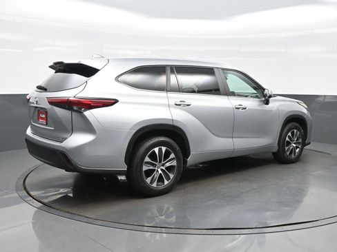 Used 2023 Toyota Highlander XLE FWD image 6