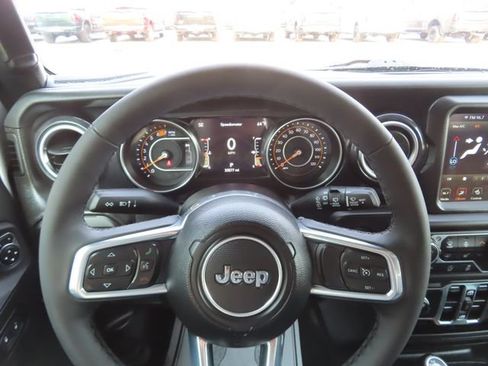 Used 2023 Jeep Wrangler Unlimited Sahara AWD/4WD image 32