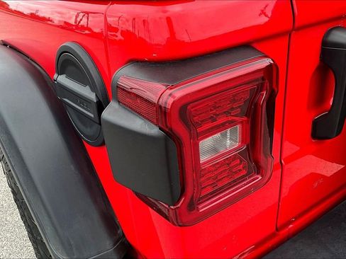 Used 2025 Jeep Wrangler Unlimited Rubicon w/ Convenience Group AWD/4WD image 24