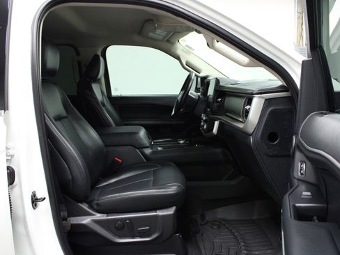 Used 2024 Ford Expedition XLT image 17