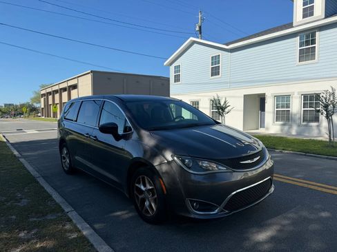 Used 2017 Chrysler Pacifica Touring Plus w/ Tire & Wheel Group FWD image 3
