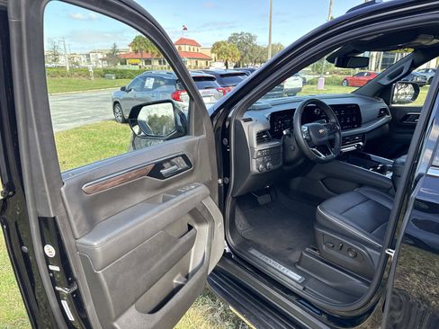 Used 2025 Chevrolet Suburban Premier image 19