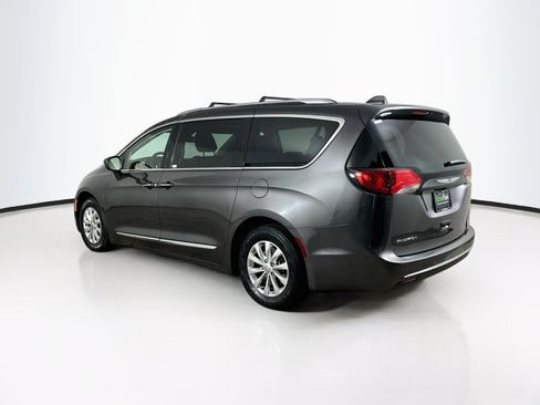 Used 2018 Chrysler Pacifica Touring-L FWD image 5