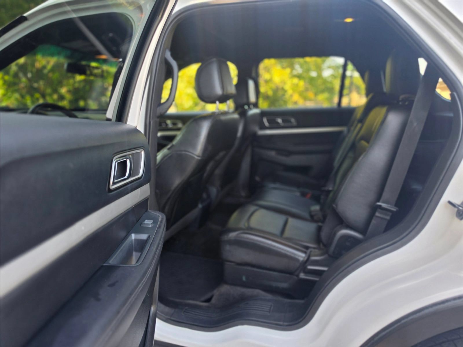 Used 2016 Ford Explorer XLT w/ Equipment Group 202A AWD/4WD image 12