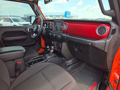 Used 2023 Jeep Wrangler Unlimited Rubicon w/ Cold Weather Group AWD/4WD image 26