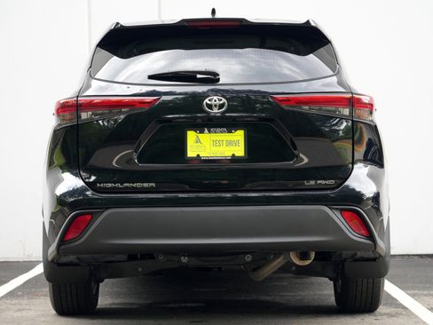 Used 2021 Toyota Highlander LE AWD/4WD image 10