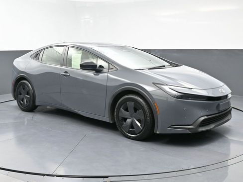 Used 2024 Toyota Prius LE image 3