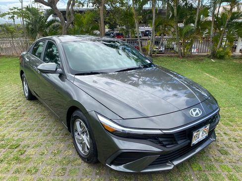 Used 2025 Hyundai Elantra SE image 1