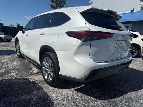 Used 2023 Toyota Highlander Limited FWD image 5