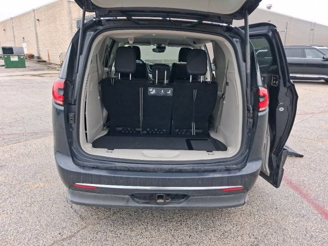 Used 2021 Chrysler Pacifica Touring-L w/ Premium & Safety Sphere Group FWD image 8