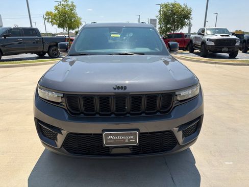 Used 2024 Jeep Grand Cherokee Altitude AWD/4WD image 8