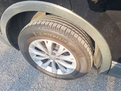 Used 2020 Volkswagen Tiguan S image 3