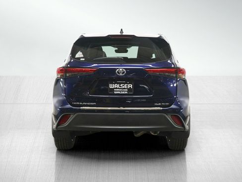 Used 2022 Toyota Highlander XLE image 4