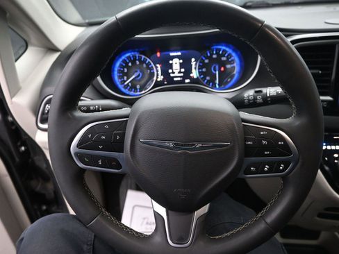 Used 2022 Chrysler Pacifica Touring-L image 22