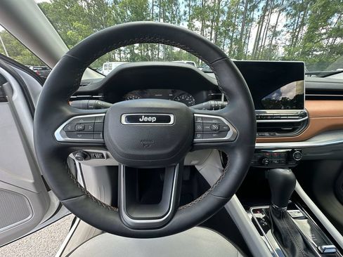 Used 2022 Jeep Compass Limited AWD/4WD image 11