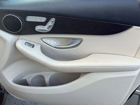 Used 2022 Mercedes-Benz GLC 300 image 33