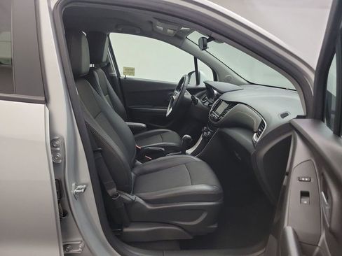 Used 2022 Chevrolet Trax LT w/ LT Convenience Package image 24